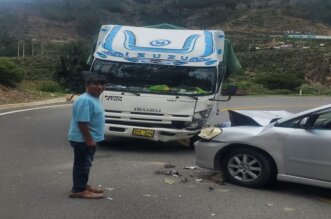 Camión chocó contra cerro y en otro punto un vehículo similar colisionó con un auto.