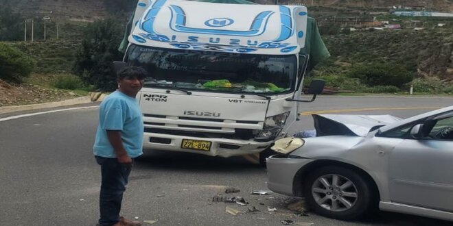 Camión chocó contra cerro y en otro punto un vehículo similar colisionó con un auto.