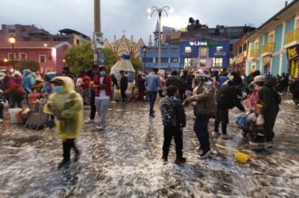 Juegos de carnavales se desbordan en horas de la tarde.