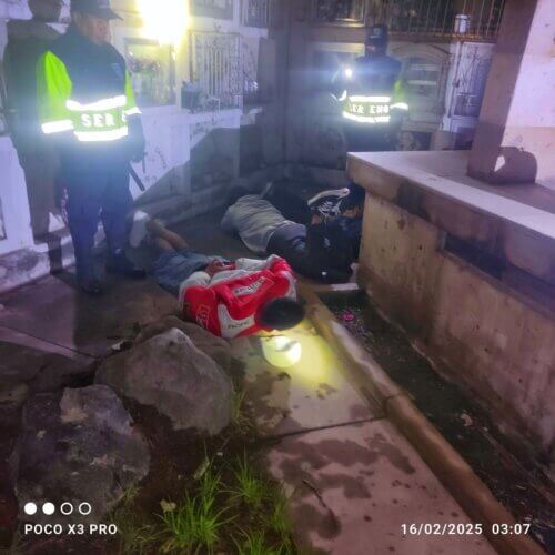 Policía ingresó al camposanto y los detuvo.