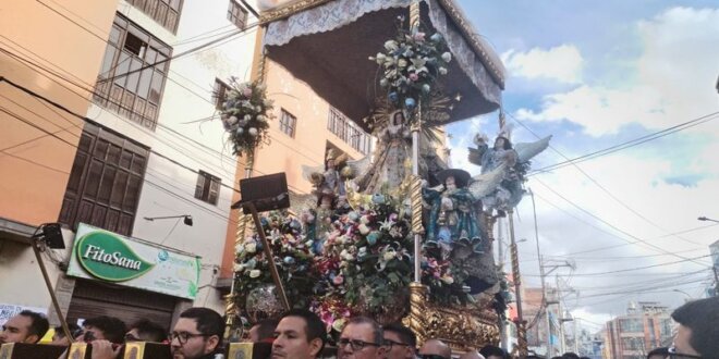 La Virgen de la Candelaria recorrió en procesión por la octava de su fiesta.