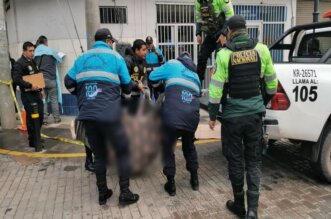 Personal policial hace el levantamiento del cadáver.