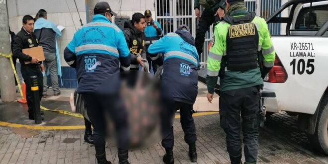 Personal policial hace el levantamiento del cadáver.