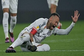 Neymar Jr. sufrió en su último partido la primera derrota tras su regreso a Brasil. Foto: AFP