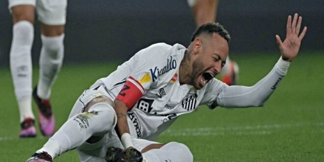 Neymar Jr. sufrió en su último partido la primera derrota tras su regreso a Brasil. Foto: AFP