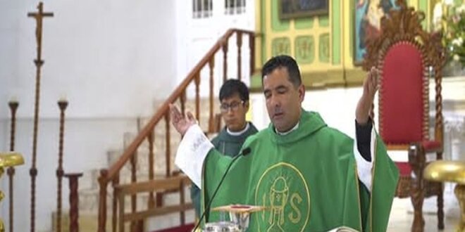 "Roxana" pide al entorno del religioso que la dejen de acosar.