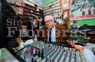 Víctor Falcón Calderón en el estudio de Radio Azul.