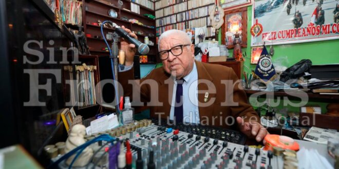 Víctor Falcón Calderón en el estudio de Radio Azul.