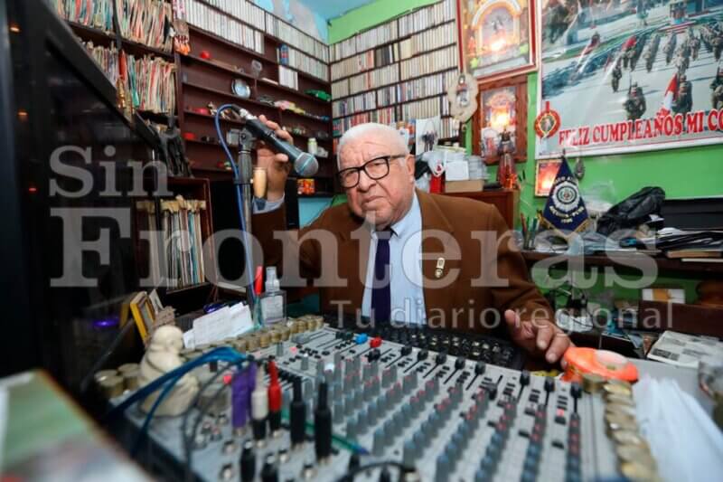 Víctor Falcón Calderón en el estudio de Radio Azul.