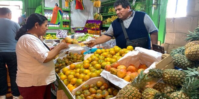 Familias buscan abastecerse de productos para loncheras escolares.