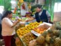 Familias buscan abastecerse de productos para loncheras escolares.