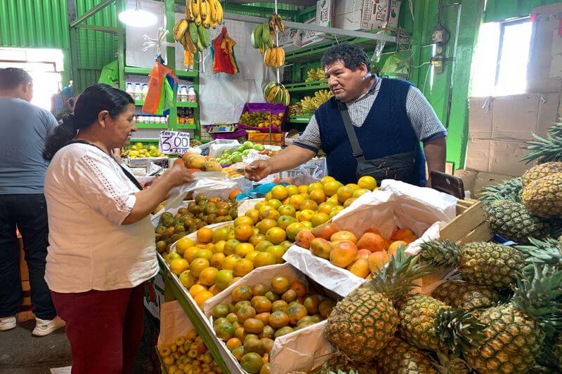 Familias buscan abastecerse de productos para loncheras escolares.