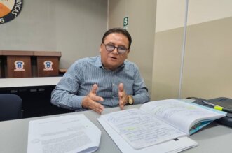 Luis Valdivia advierte problemas legales.