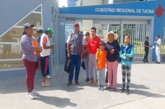 Padres de familia hicieron plantón en frontis del Gobierno Regional de Tacna.