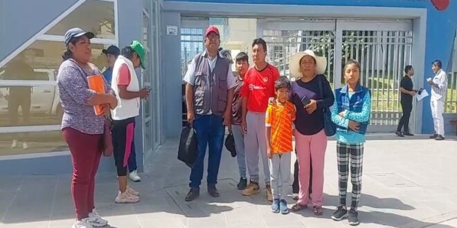 Padres de familia hicieron plantón en frontis del Gobierno Regional de Tacna.