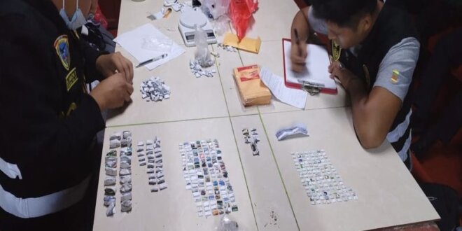 Cientos de "ketes" con diversos tipos de droga fueron incautados por policías.