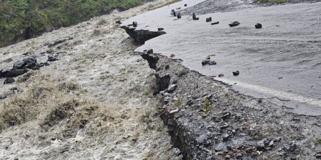 Carretera se cae a pedazos en Sandia