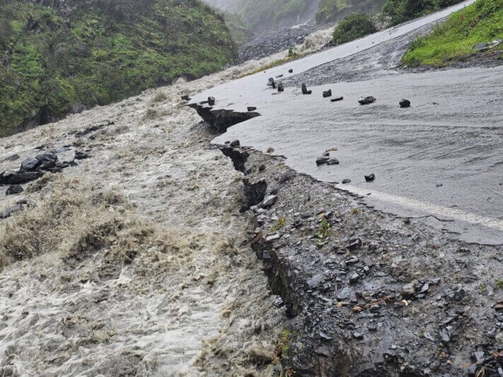 Carretera se cae a pedazos en Sandia