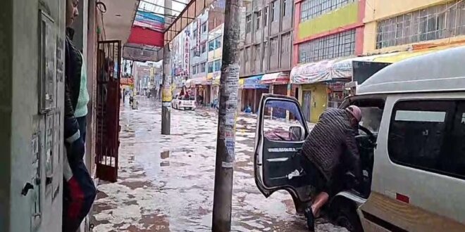 FOTO 2 Las inundaciones dejaron a vehiculos varados en medio de calles convertidas en rios