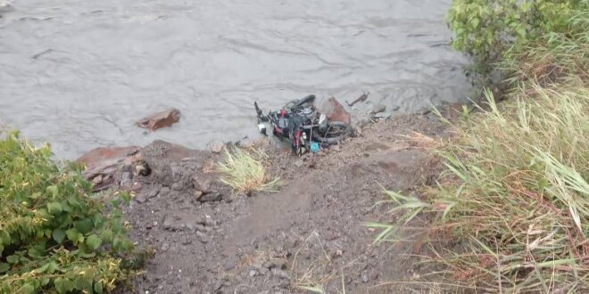 Ladron de moto habria sido arrastrado de rio