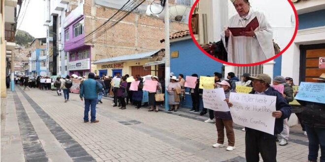 Fieles y devotos de la Hermandad Virgen de Cancharani.