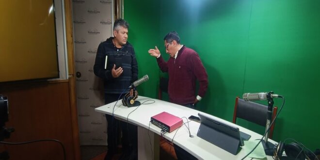 Enrique Calmet Choque irrumpió en el set de Pachamama Radio.