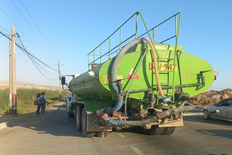 Debido al fuerte impacto, la combi quedó con la parte delantera destrozada.