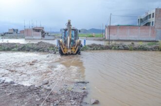 Maquinarias contribuyen en la ayuda ante el desborde.