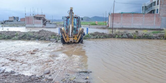 Maquinarias contribuyen en la ayuda ante el desborde.