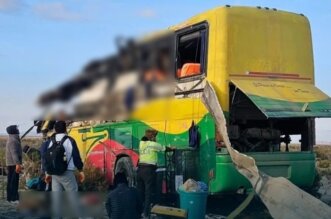 Fotografía cedida por la Fiscalía General de Bolivia de uno de los autobuses accidentados este sábado, en una carretera de Bolivia.