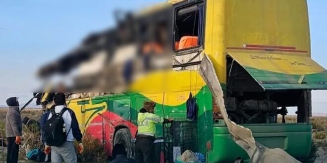 Fotografía cedida por la Fiscalía General de Bolivia de uno de los autobuses accidentados este sábado, en una carretera de Bolivia.