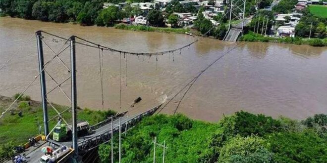 Puente colapsa en Ecuador.