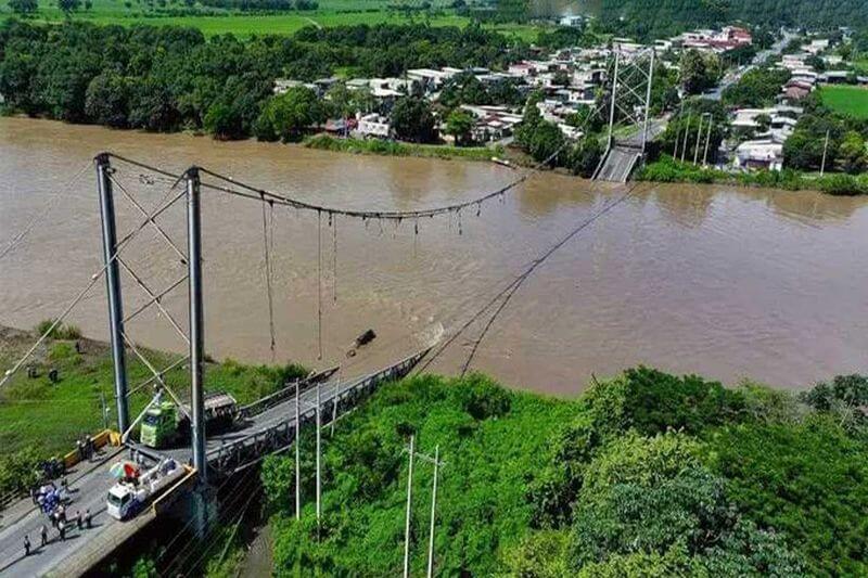 Puente colapsa en Ecuador.