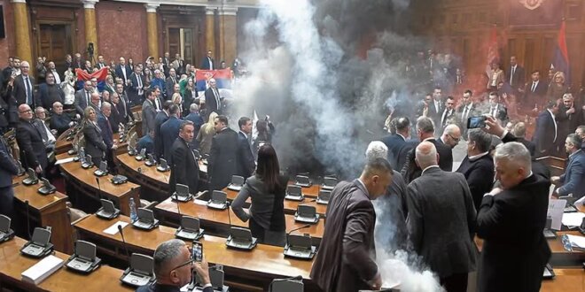 Congresistas se agarran a golpes.