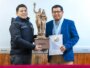 Alcalde Javier Ponce entrega máxima distinción a Sin Fronteras.