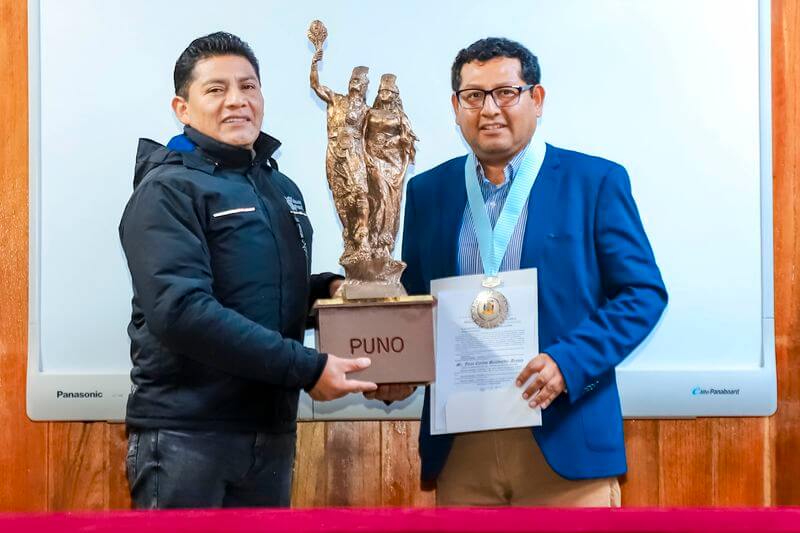 Alcalde Javier Ponce entrega máxima distinción a Sin Fronteras.