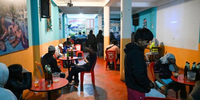 Trabajadores y clientes de bar fueron retirados del local la noche del sábado.
