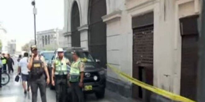 Delincuente muere al caer de un balcón.