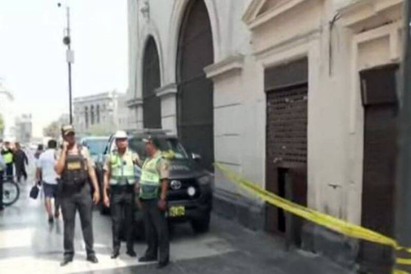 Delincuente muere al caer de un balcón.