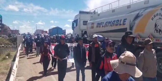 Tras bloqueo se movilizaron hasta la Plaza de Armas.