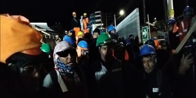 Estos son los que amenazaron a los obreros. Deben irse.