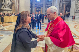 Mandataria peruana presente en el inicio del papado de León XIV.