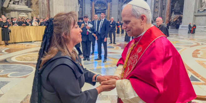 Mandataria peruana presente en el inicio del papado de León XIV.