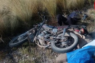Motociclista se debate entre la vida y muerte