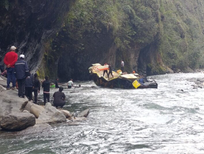Tragedia¡ bus cae al rio Inambari tras despiste foto principal