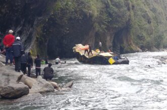 Tragedia¡ bus cae al rio Inambari tras despiste foto principal