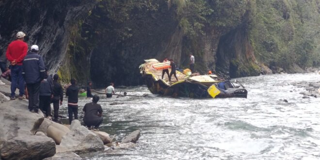 Tragedia¡ bus cae al rio Inambari tras despiste foto principal