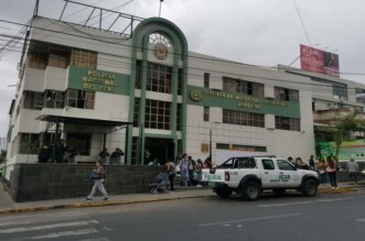 Efectivos policiales del área de Secuestros y Extorsiones de la Divincri investigan.