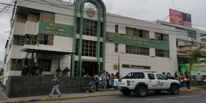 Efectivos policiales del área de Secuestros y Extorsiones de la Divincri investigan.