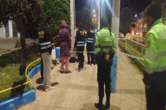 Cuerpo de la víctima yacía boca arriba en medio de la acera central de la avenida.